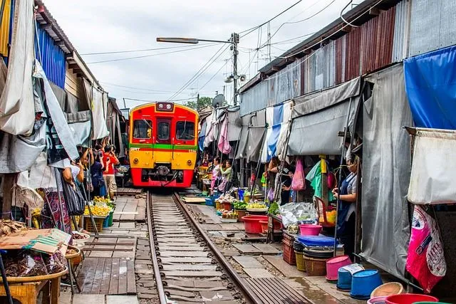 maeklong-market.jpg