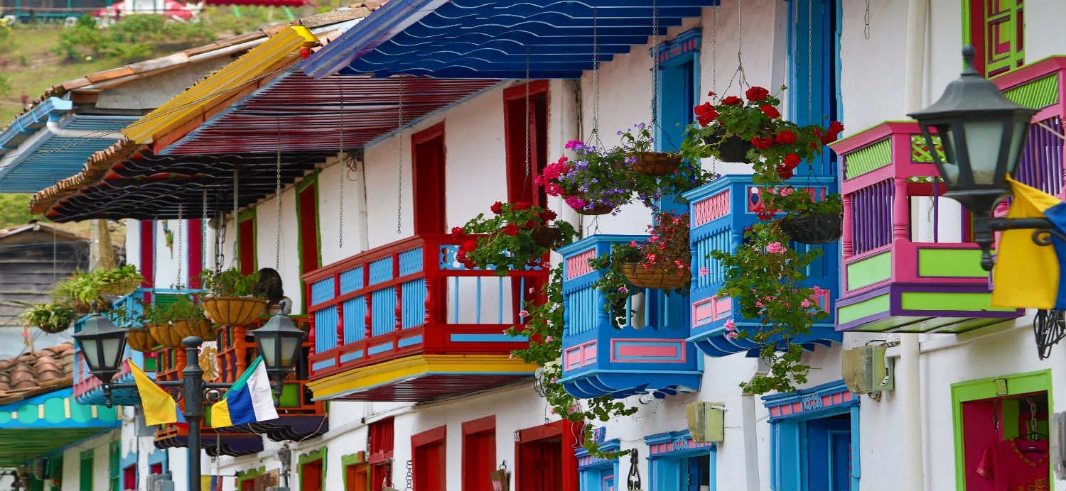 balconi-coloniali-colorati-salento-colombia.jpg