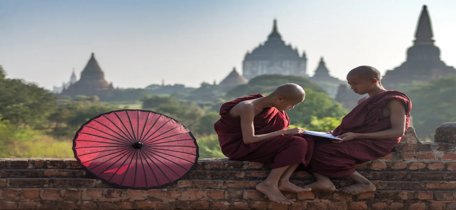 coppia-di-novizi-sfondo-vecchia-bagan-myanmar-bagan.jpg (1)