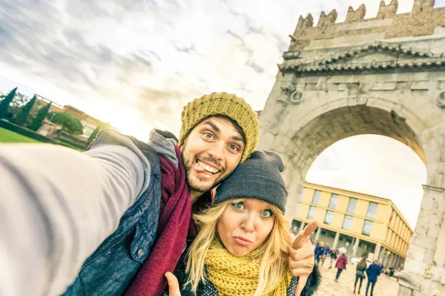 Coppia Che Viaggia In Inverno Low Cost