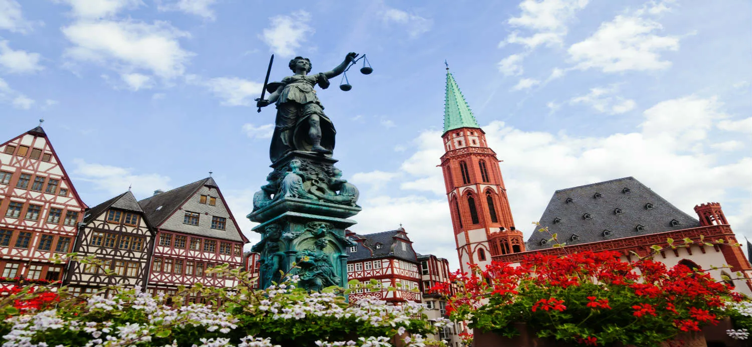 statua-della-giustizia-altstadt-francoforte.jpg