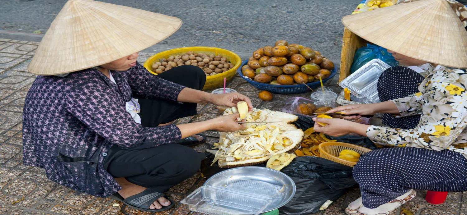 donne-che-vendono-frutta-ho-chi-minh-saigon.jpg (1)