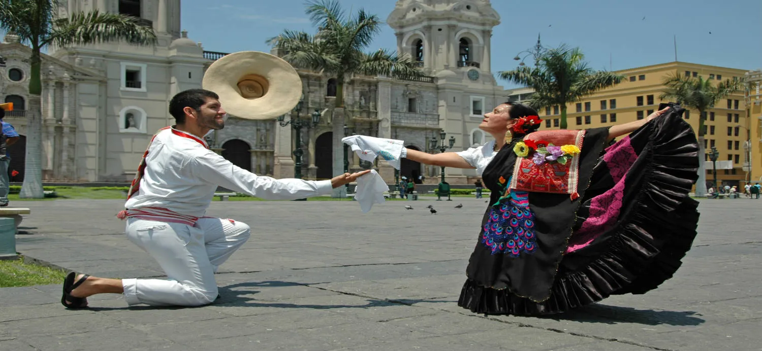 ballerini-marinera-cattedrale-lima-peru.jpg